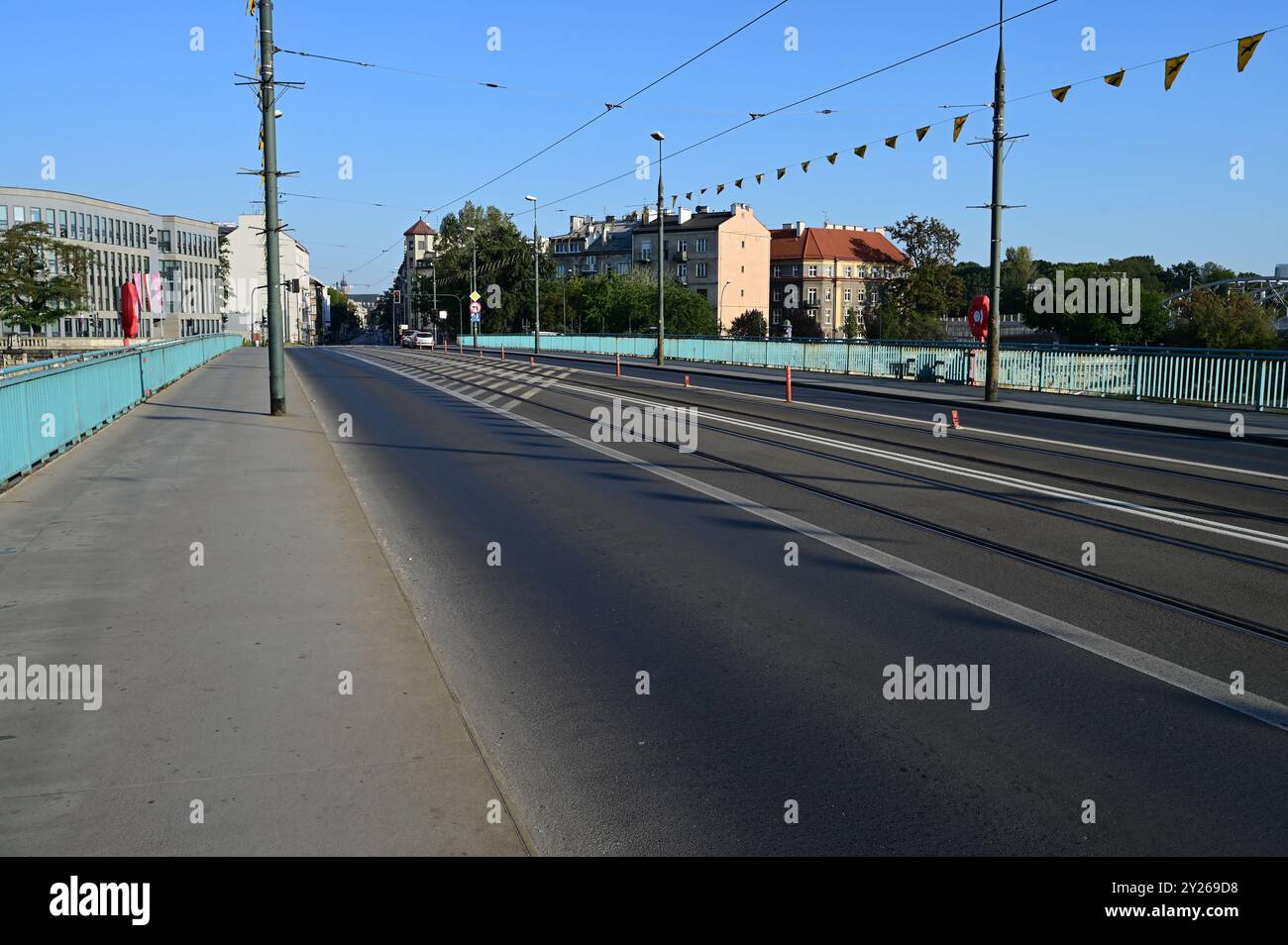 Straßenbahn- und Autobrücke in Krakau in Polen. Stockfoto