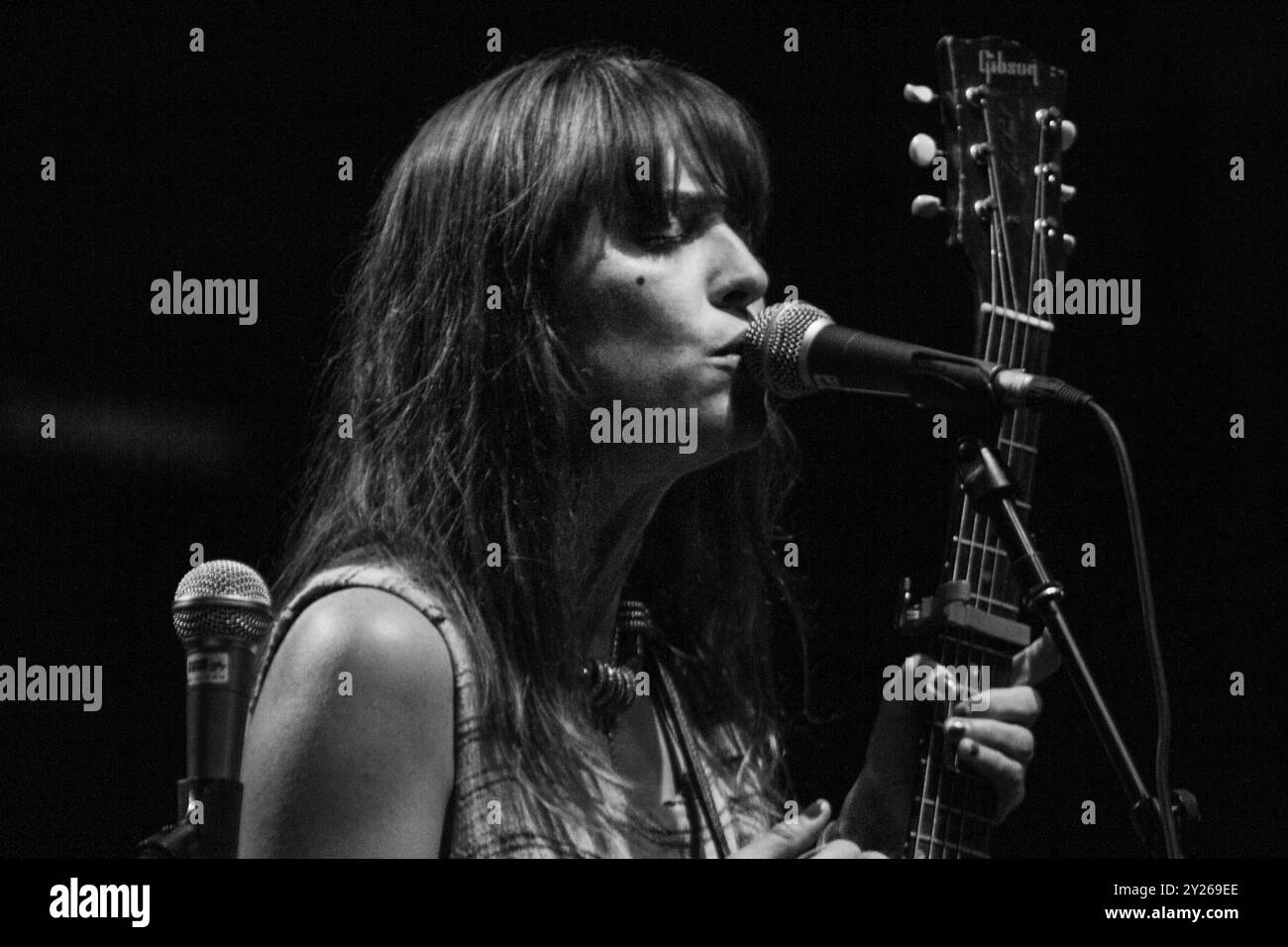 FEIST, KONZERT, GREEN MAN FESTIVAL 2012: The Canadian Sängerin Feist live on the Mountain Stage beim Green man Festival 2012 im Glanusk Park, Brecon, Wales, August 2012. Foto: Rob Watkins. INFO: Feist ist eine kanadische Singer-Songwriterin, die für ihren gefühlvollen Indie-Pop-Sound bekannt ist, der Folk-, Rock- und Jazz-Einflüsse verbindet. Mit ihrer unverwechselbaren, emotionalen Stimme und ihren introspektiven Texten erforscht Feists Musik Themen wie Liebe, Sehnsucht und persönliches Wachstum und kreiert intime, herzliche Songs. Stockfoto