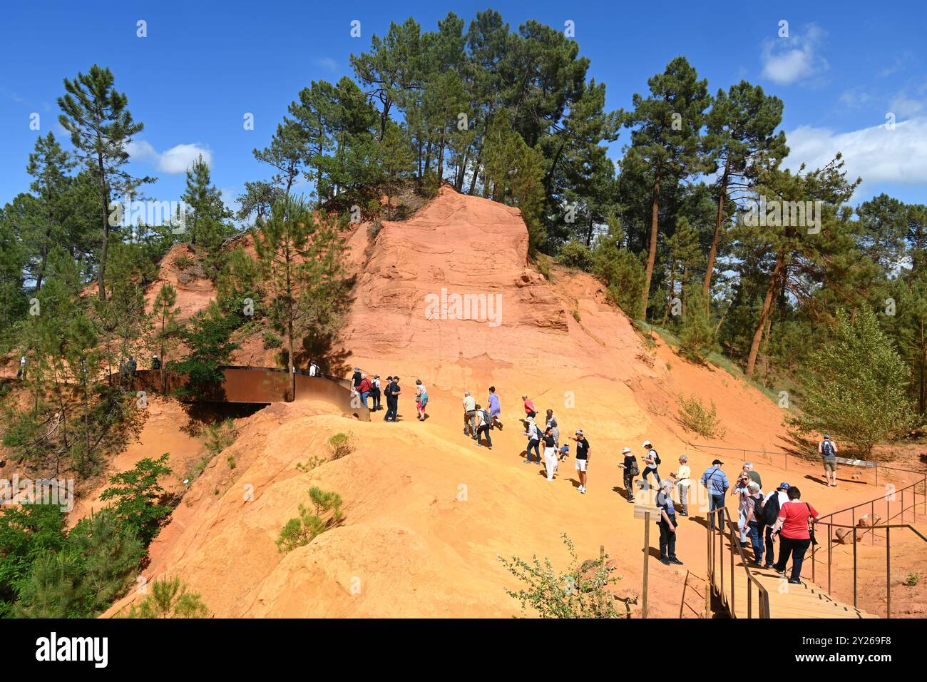 Touristen erkunden den „Sentier des ocres“ oder Ochre Trail in der Nähe von Roussillon im Luberon Regional Park Vaucluse Provence Frankreich Stockfoto