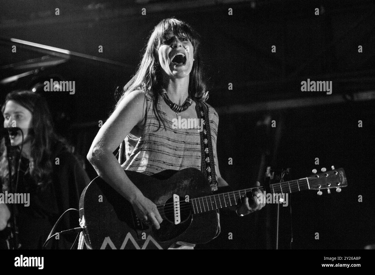 FEIST, KONZERT, GREEN MAN FESTIVAL 2012: The Canadian Sängerin Feist live on the Mountain Stage beim Green man Festival 2012 im Glanusk Park, Brecon, Wales, August 2012. Foto: Rob Watkins. INFO: Feist ist eine kanadische Singer-Songwriterin, die für ihren gefühlvollen Indie-Pop-Sound bekannt ist, der Folk-, Rock- und Jazz-Einflüsse verbindet. Mit ihrer unverwechselbaren, emotionalen Stimme und ihren introspektiven Texten erforscht Feists Musik Themen wie Liebe, Sehnsucht und persönliches Wachstum und kreiert intime, herzliche Songs. Stockfoto