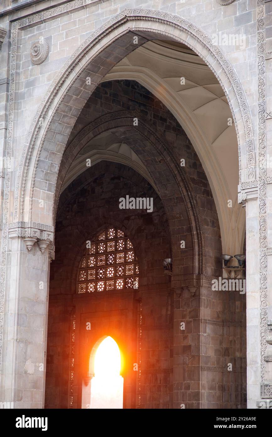 Indien, Mumbai, Sonnenaufgang durch das Tor der Indianerbögen. Stockfoto