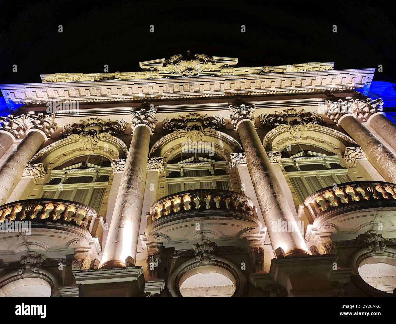 Historische Oper von Clermont Ferrand, beleuchtet in der Abenddämmerung mit architektonischen Details und dekorativen Elementen, Puy de Dome, Auvergne, Frankreich Stockfoto