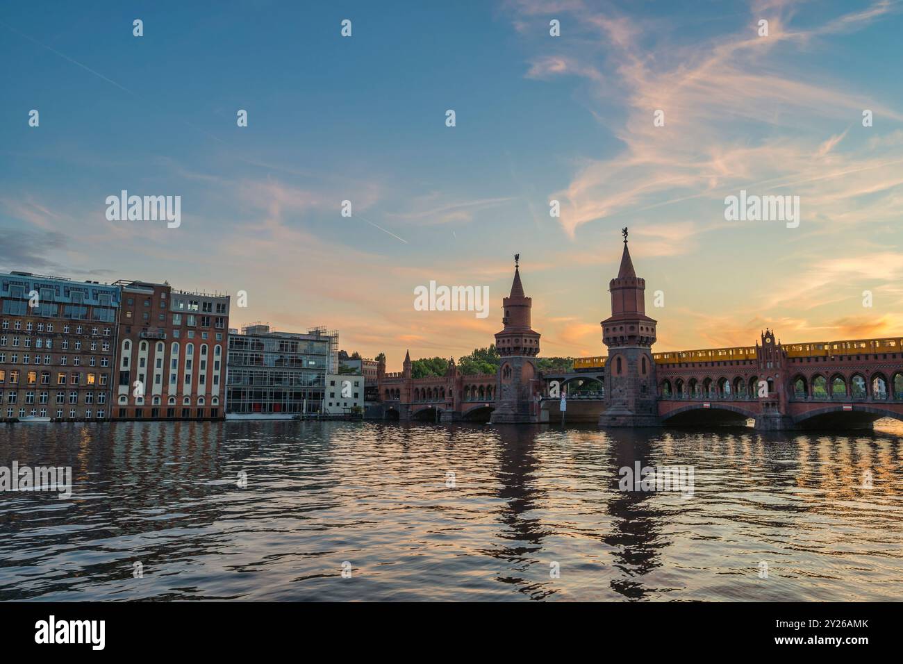 Berlin Deutschland, Skyline bei Sonnenuntergang an der Oberbaumbrücke und Spree Stockfoto