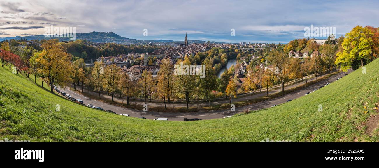 Bern (Bern) Schweiz Panorama die Skyline der Stadt in der Altstadt und der Aare in der Herbstsaison Stockfoto