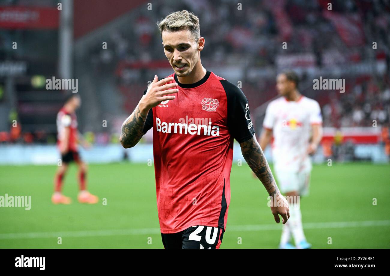 Fussball, Bundesliga, Deutschland, Herren, Saison 2024/2025, 2. Spieltag, BayArena Leverkusen: Bayer Leverkusen - RB Leipzig; Alejandro Grimaldo (LEV). Aktion, Einzelbild. Stockfoto