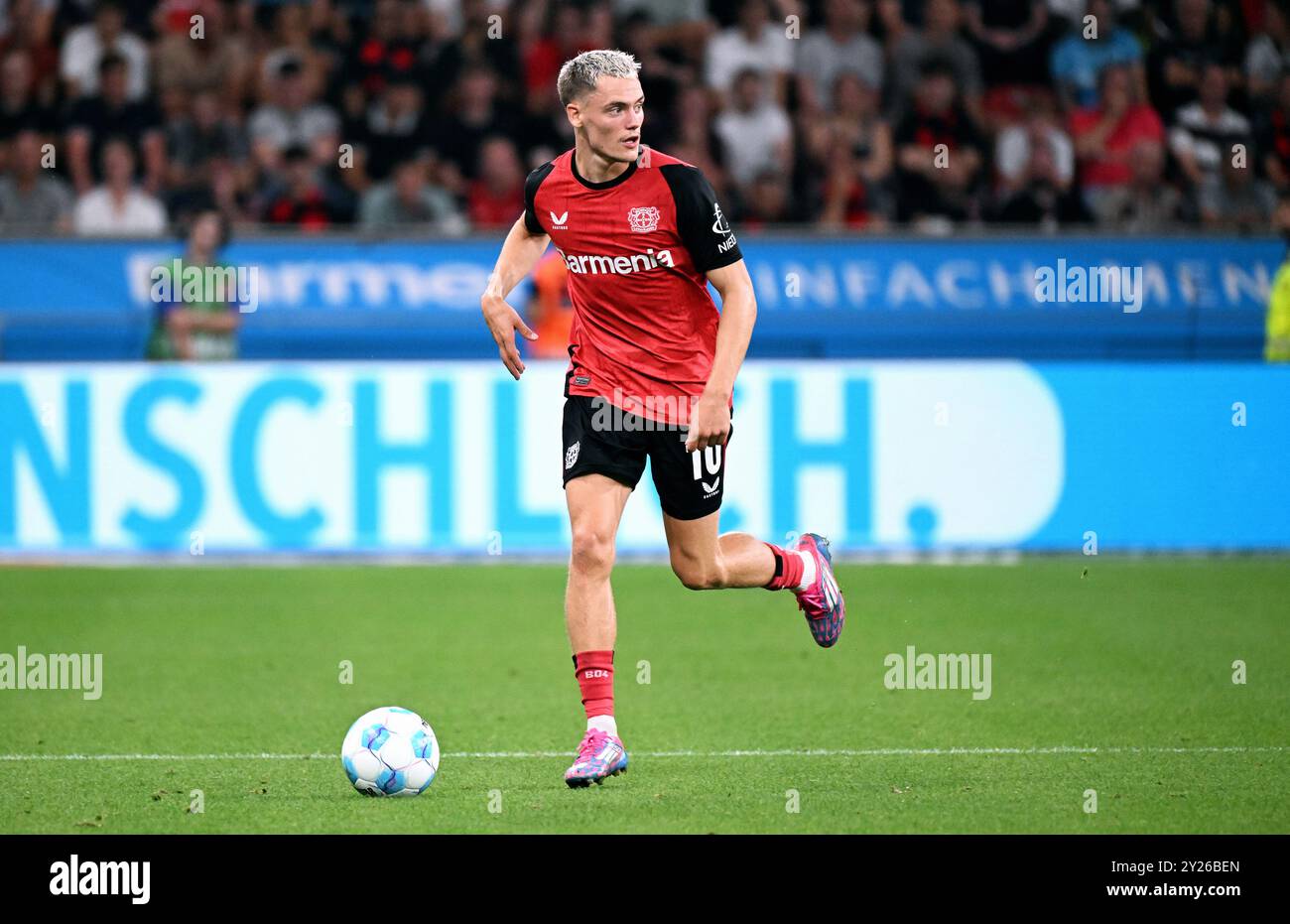 Fussball, Bundesliga, Deutschland, Herren, Saison 2024/2025, 2. Spieltag, BayArena Leverkusen: Bayer Leverkusen - RB Leipzig; Florian Wirtz (LEV). Aktion, Einzelbild. Stockfoto