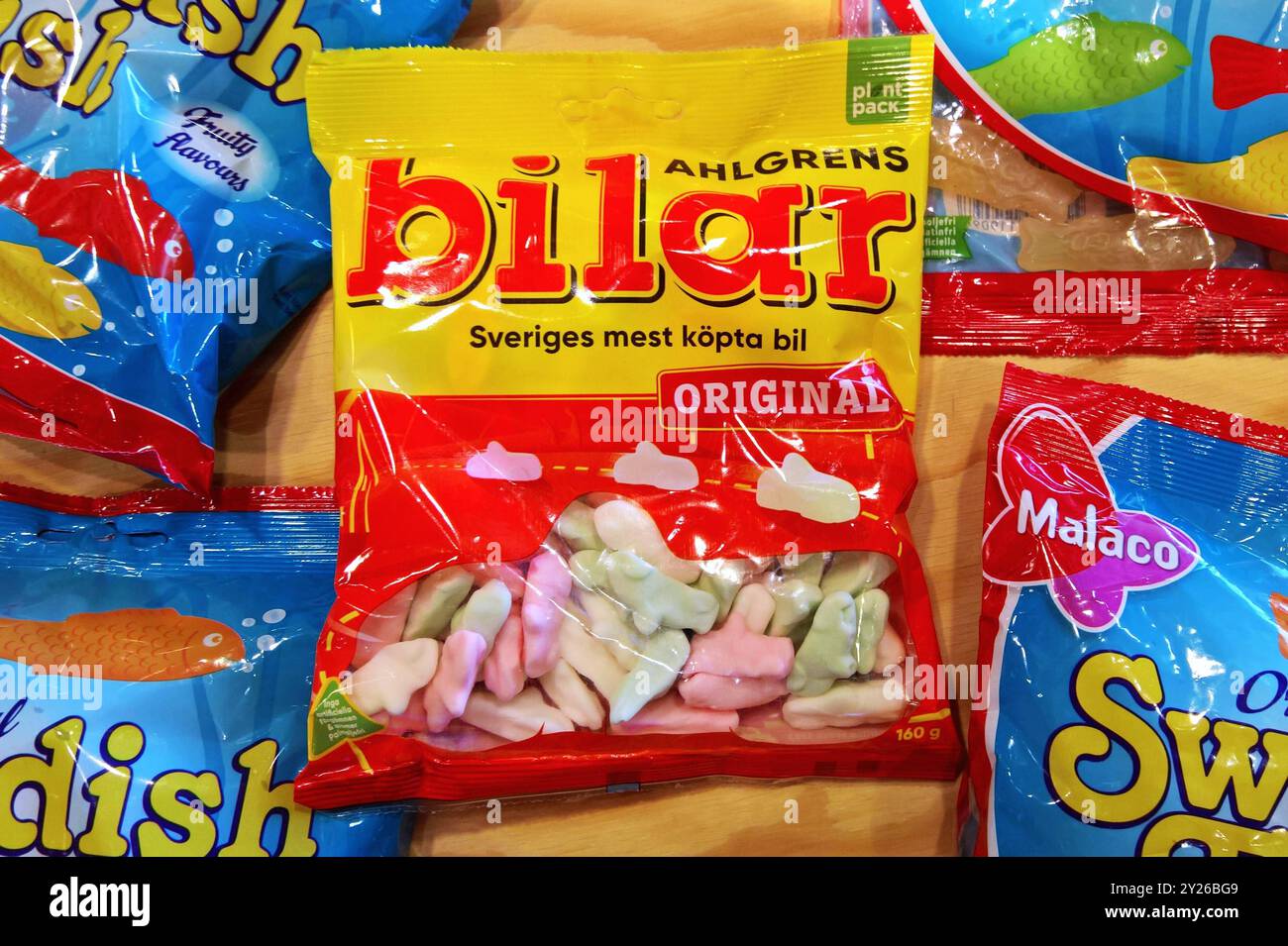 Ahlgrens Bilar und Malaco Swedish Fish, Süssigkeiten aus Schweden. Ahlgrens Bilar sind kleine Marshmallow-Autos zum Naschen *** Ahlgrens Bilar und Malaco Swedish Fish, Süßigkeiten aus Schweden Ahlgrens Bilar sind kleine Marshmallow-Autos zum Snacken Stockfoto