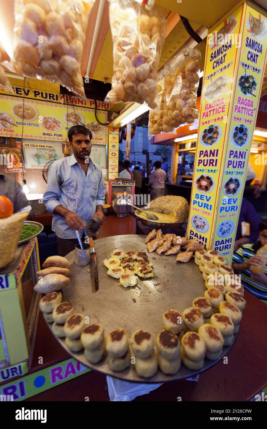 Indisches Essen, Dosa und Pani Puri Verkäufer am Juhu Strand. Stockfoto