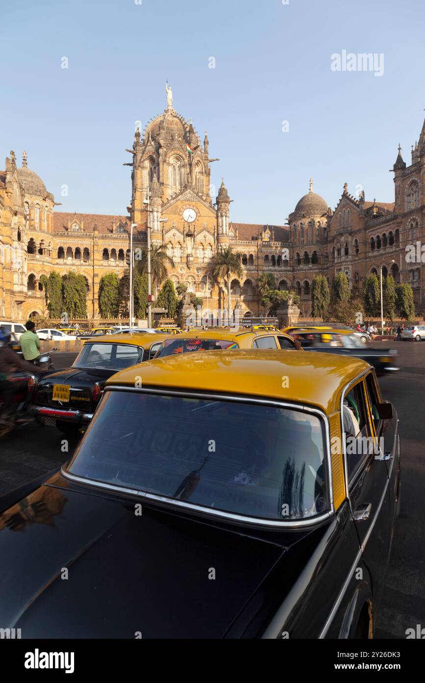 Lokales Taxi und Victoria Railway Terminal Gebäude, Mumbai, Indien. Stockfoto