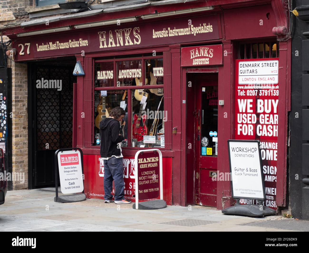 Hanks Acoustic Instruments Shop, Tin Pan Alley Denmark Street London, Verkäufer von Gitarre, Banjo und Ukulele Stockfoto