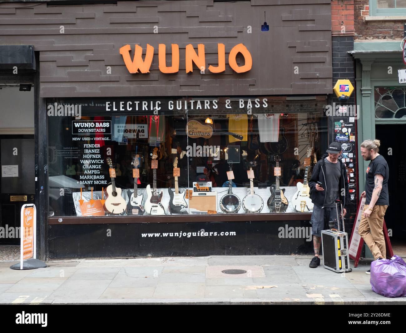 Wunjo E-Gitarre und Bass Shop, Tin Pan Alley Denmark Street London Stockfoto