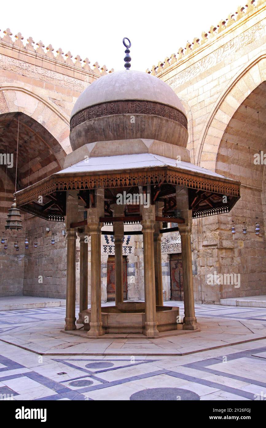 Kairo, Ägypten - 01. März 2010: Waschbrunnen im Innenhof der Sultan Barquq Moschee in der Altstadt des Qalawun Komplexes. Stockfoto