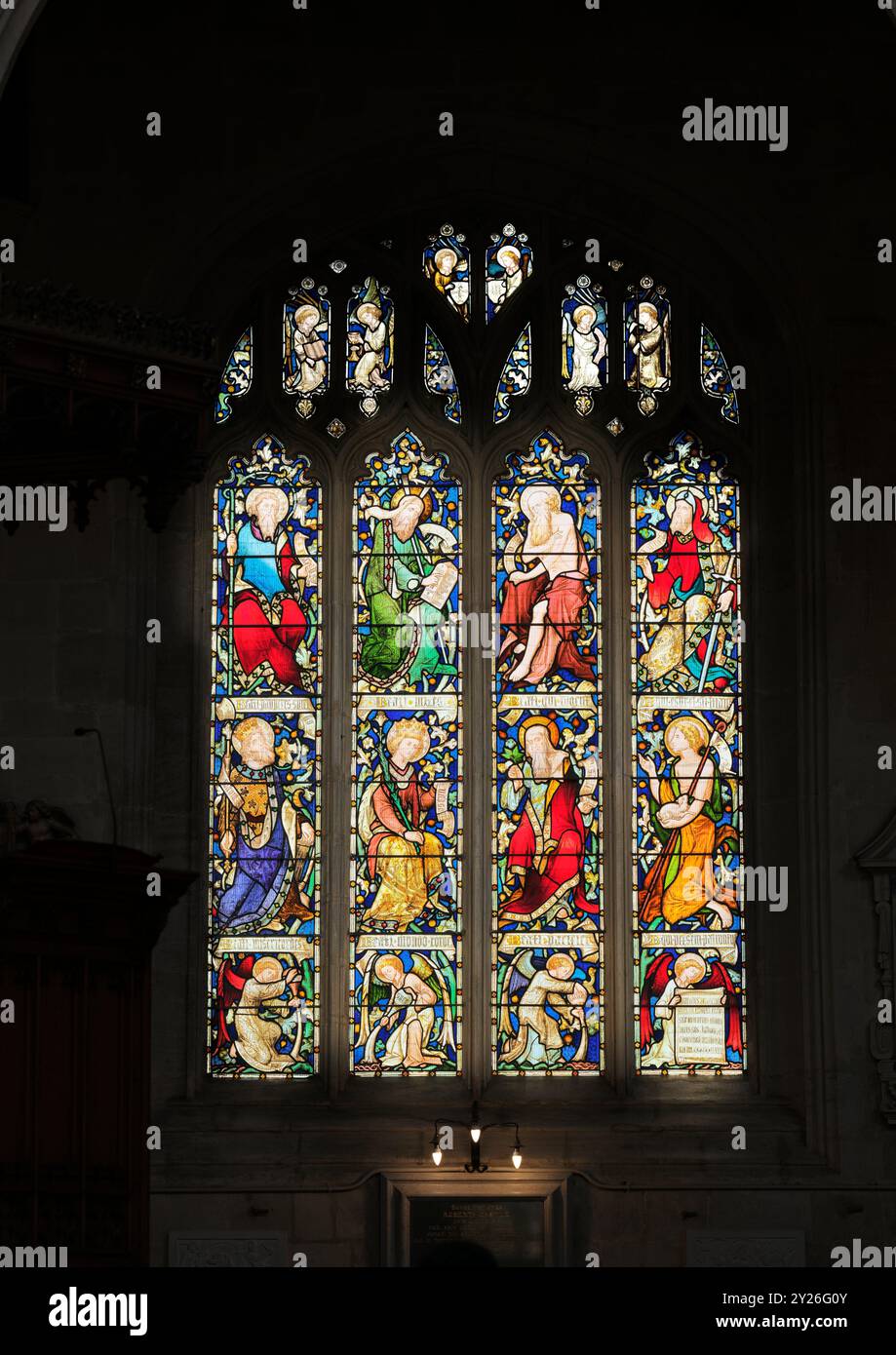 Buntglasfenster in der christlichen Kirche St. Mary the Virgin, der Universitätskirche in Oxford, England. Stockfoto