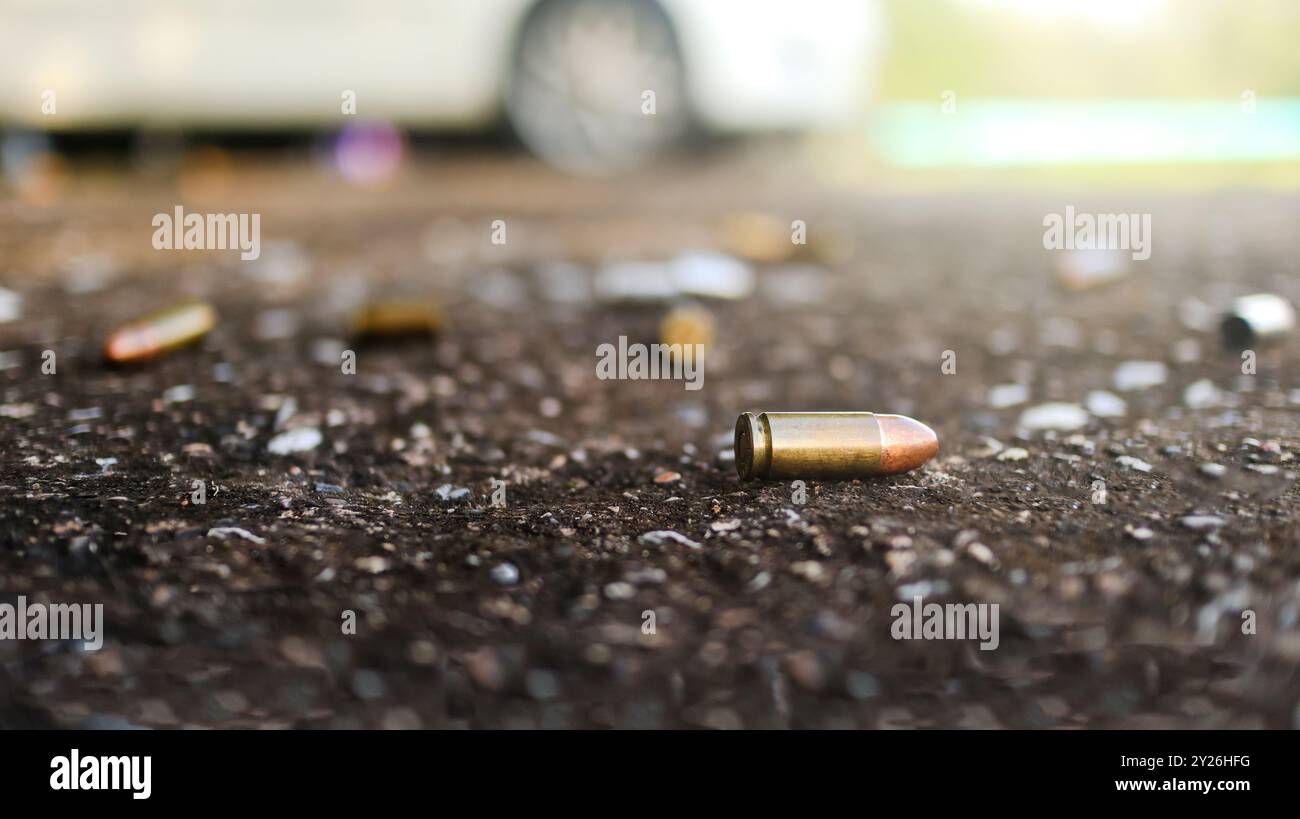 Verschwendete Kugeln liegen auf dunklem Grund mit unscharfem Hintergrund. Konzepte strafrechtlicher Ermittlungen Stockfoto