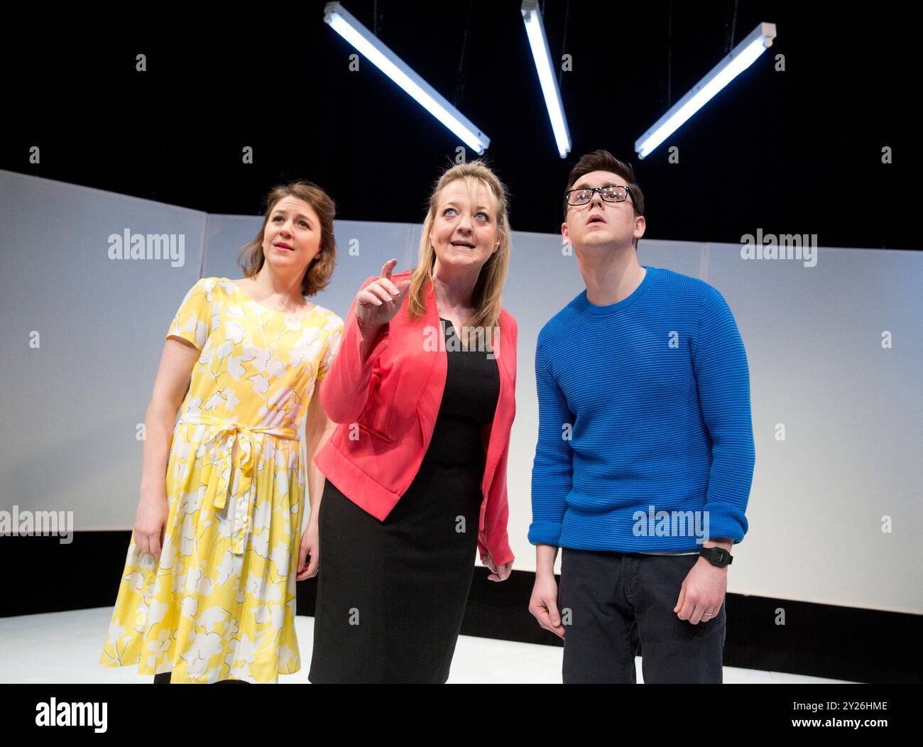 l-r: Gemma Whelan (Jill), Amanda Daniels (Mrs. Dee), Sean Michael Verey (Ollie) in RADIANT UNGEZIEFER von Philip Ridley im Soho Theatre, London W1 11/03/2015 Design: William Reynolds Regisseur: David Mercatali Stockfoto