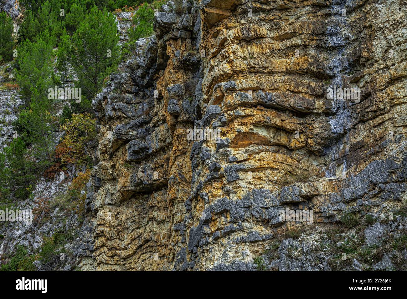 Schichten von Sandsteinablagerungen, die durch geologische Kräfte deformiert wurden. Nationalpark Gran Sasso und Monti della Laga, Abruzzen, Italien, Europa Stockfoto