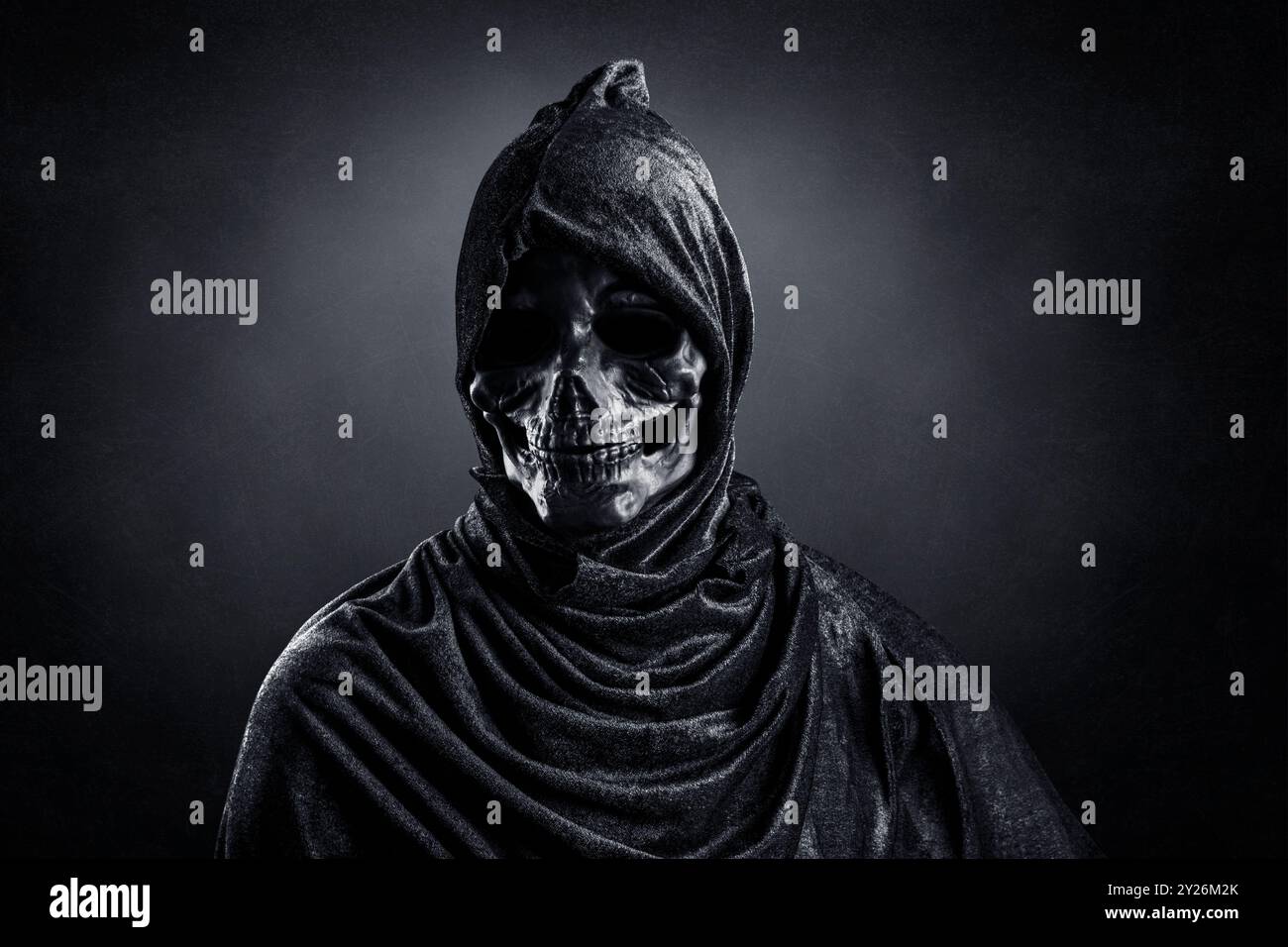 Grimmiger Schnitter über dunklen nebligen Hintergrund Stockfoto