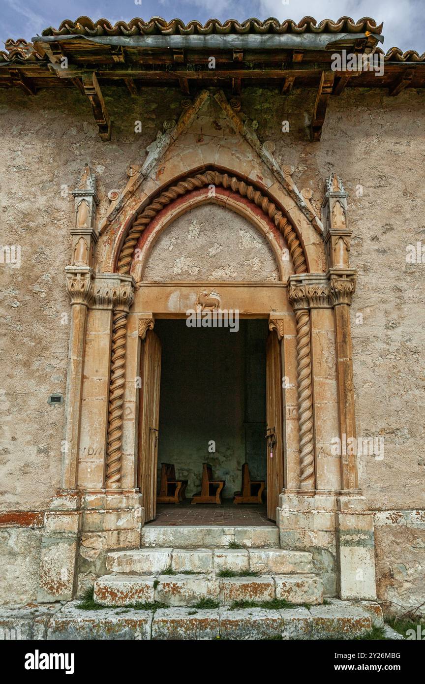 Das spätgotische Portal mit verdrehten Säulen und einem hohen Tympanon sowie die Reste eines Freskos am Eingang der Kirche der Madonna del Casale. Stockfoto