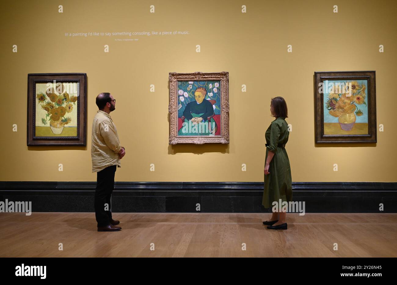 DIE PHILADELPHIA SONNENBLUMEN WURDEN URSPRÜNGLICH BEI VAN GOGHS FREUNDEN MR. UND MRS. GINOUX IN ARLES HINTERLASSEN UND VON GEKAUFT HERR CARROL TYSON AUS CHETNUT HILL PHILADELPHIA 1935, BEVOR ER 1963 VOM PHILADELPHIA MUSEUM OF ART ERWORBEN WURDE . DIE LONDONER SONNENBLUMEN WURDEN IM MAI 1889 AN VAN GOGHS BRUDER THEO GESCHICKT UND BLIEBEN BIS ZUM DIE NATIONAL GALLERY KAUFTE DAS BILD 1924. DIE BEIDEN BILDER WURDEN SEIT ANFANG 1889 IM STUDIO DES KÜNSTLERS NIE ZUSAMMEN AUSGESTELLT . DIE BEIDEN SONNENBLUMEN WERDEN NEBEN LA BERCEUSE (1888) SEIN SYMBOLISCHES PORTRÄT EINER FRAU MIT CRADE-SCHNUR GEZEIGT Stockfoto