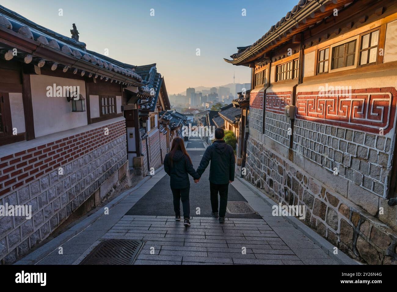 Seoul Südkorea Sonnenaufgang eines traditionellen koreanischen Hauses im Bukchon Hanok Village mit Liebhaberpaaren Touristen Stockfoto