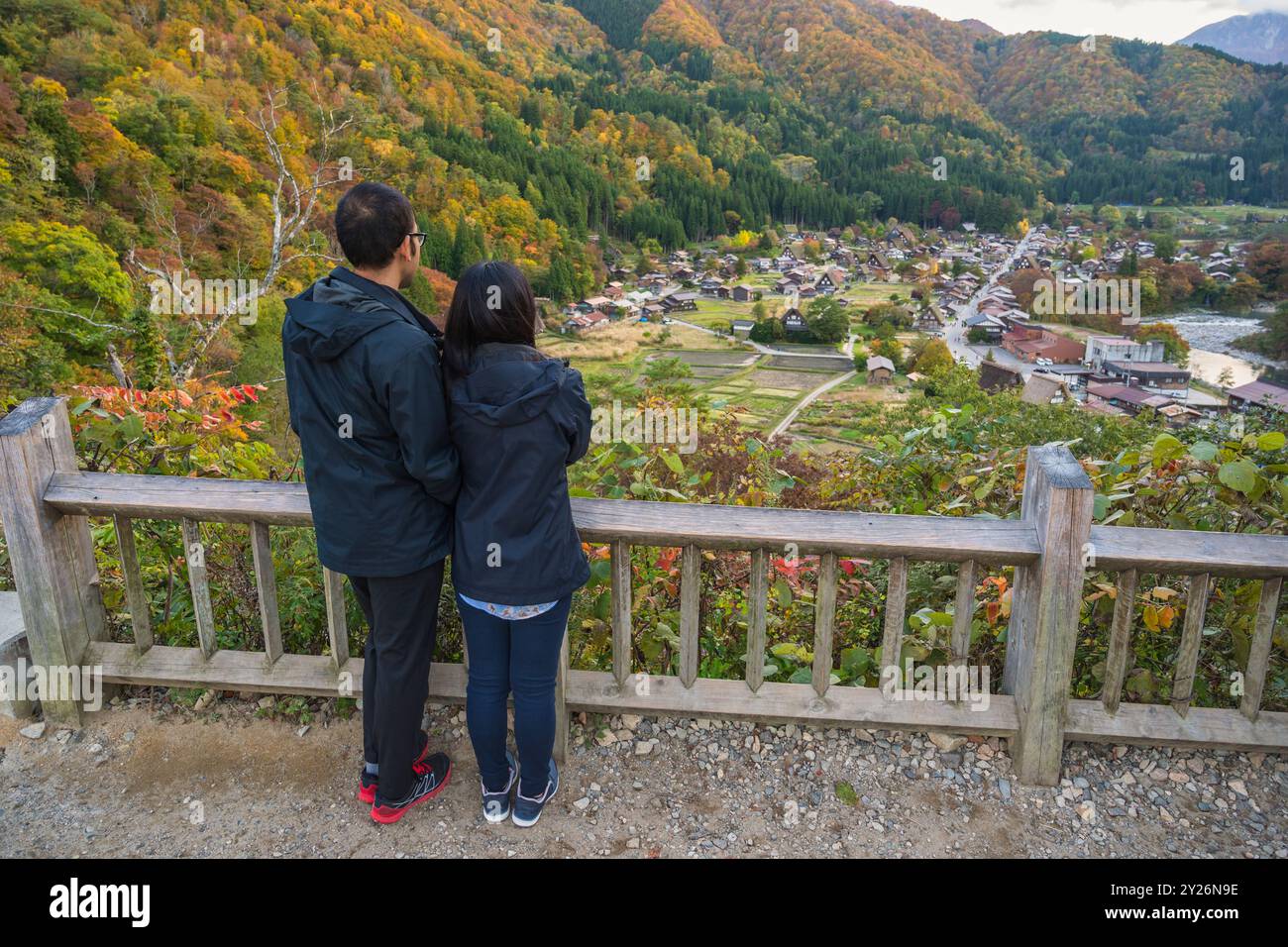 Shirakawago Dorf Gifu Japan lieben Paare Touristen, die in der Herbstsaison Gassho Haus sehen Stockfoto