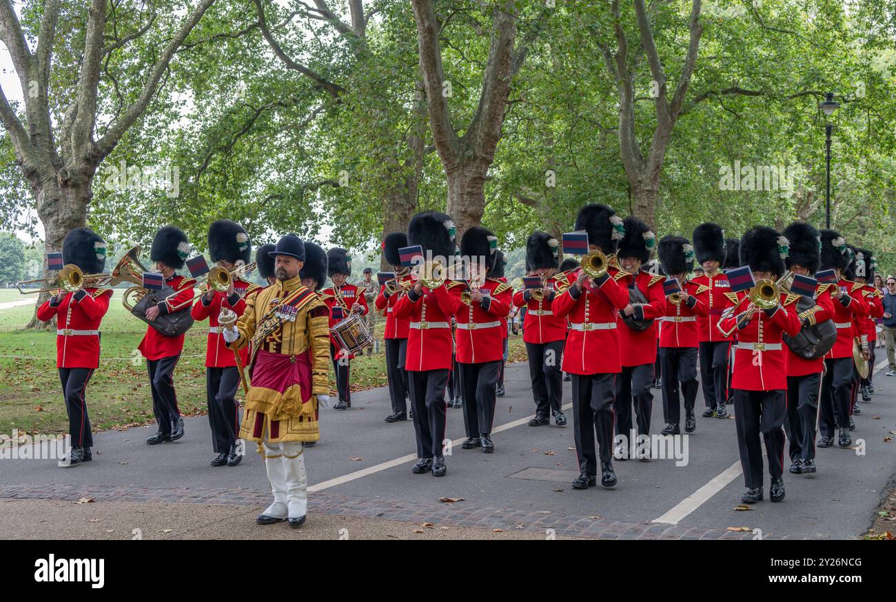 Hyde Park, London, Großbritannien. September 2024. Die britische Armee feiert den zweiten Jahrestag der Thronbesteigung seiner Majestät des Königs mit traditionellen Gußsaluten und Musik. Die Königstruppe Royal Horse Artillery feuerte den Royal Salute in der Hauptstadt um 12 Uhr am 9. September 2024 ab. 71 Pferde, die sechs 13-Pfünder-Feldgewehre aus der Zeit des Ersten Weltkriegs über das Gras des Hyde Park schleppen, positionieren Sie die Geschütze. Die Musik wird von der Band der Welsh Guards bereitgestellt. Quelle: Malcolm Park/Alamy Live News Stockfoto