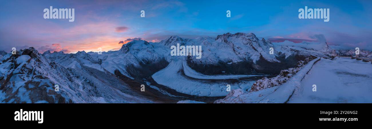 Gornergrat Zermatt Schweiz Sonnenaufgangspanorama Naturlandschaft am Matterhorn und Monte Rosa Alpen im Winter Stockfoto