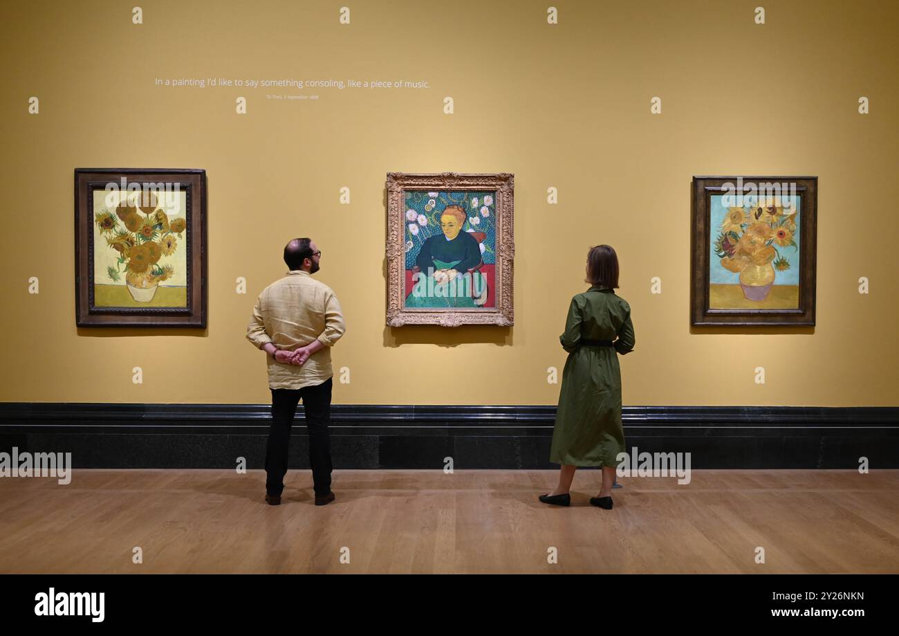 DIE PHILADELPHIA SONNENBLUMEN WURDEN URSPRÜNGLICH BEI VAN GOGHS FREUNDEN MR. UND MRS. GINOUX IN ARLES HINTERLASSEN UND VON GEKAUFT HERR CARROL TYSON AUS CHETNUT HILL PHILADELPHIA 1935, BEVOR ER 1963 VOM PHILADELPHIA MUSEUM OF ART ERWORBEN WURDE . DIE LONDONER SONNENBLUMEN WURDEN IM MAI 1889 AN VAN GOGHS BRUDER THEO GESCHICKT UND BLIEBEN BIS ZUM DIE NATIONAL GALLERY KAUFTE DAS BILD 1924. DIE BEIDEN BILDER WURDEN SEIT ANFANG 1889 IM STUDIO DES KÜNSTLERS NIE ZUSAMMEN AUSGESTELLT . DIE BEIDEN SONNENBLUMEN WERDEN NEBEN LA BERCEUSE (1888) SEIN SYMBOLISCHES PORTRÄT EINER FRAU MIT CRADE-SCHNUR GEZEIGT Stockfoto