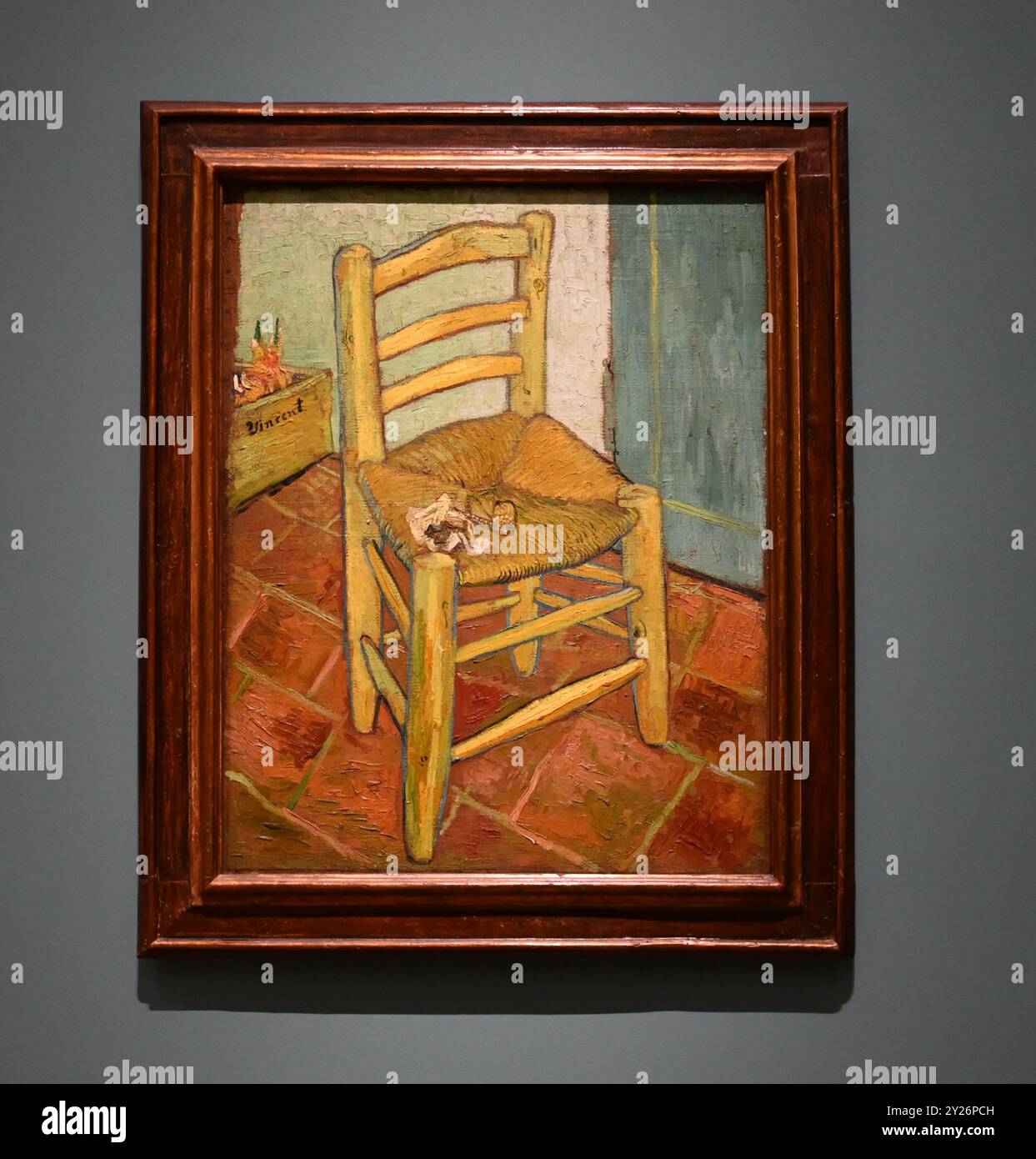 DIE PHILADELPHIA SONNENBLUMEN WURDEN URSPRÜNGLICH BEI VAN GOGHS FREUNDEN MR. UND MRS. GINOUX IN ARLES HINTERLASSEN UND VON GEKAUFT HERR CARROL TYSON AUS CHETNUT HILL PHILADELPHIA 1935, BEVOR ER 1963 VOM PHILADELPHIA MUSEUM OF ART ERWORBEN WURDE . DIE LONDONER SONNENBLUMEN WURDEN IM MAI 1889 AN VAN GOGHS BRUDER THEO GESCHICKT UND BLIEBEN BIS ZUM DIE NATIONAL GALLERY KAUFTE DAS BILD 1924. DIE BEIDEN BILDER WURDEN SEIT ANFANG 1889 IM STUDIO DES KÜNSTLERS NIE ZUSAMMEN AUSGESTELLT . DIE BEIDEN SONNENBLUMEN WERDEN NEBEN LA BERCEUSE (1888) SEIN SYMBOLISCHES PORTRÄT EINER FRAU MIT CRADE-SCHNUR GEZEIGT Stockfoto