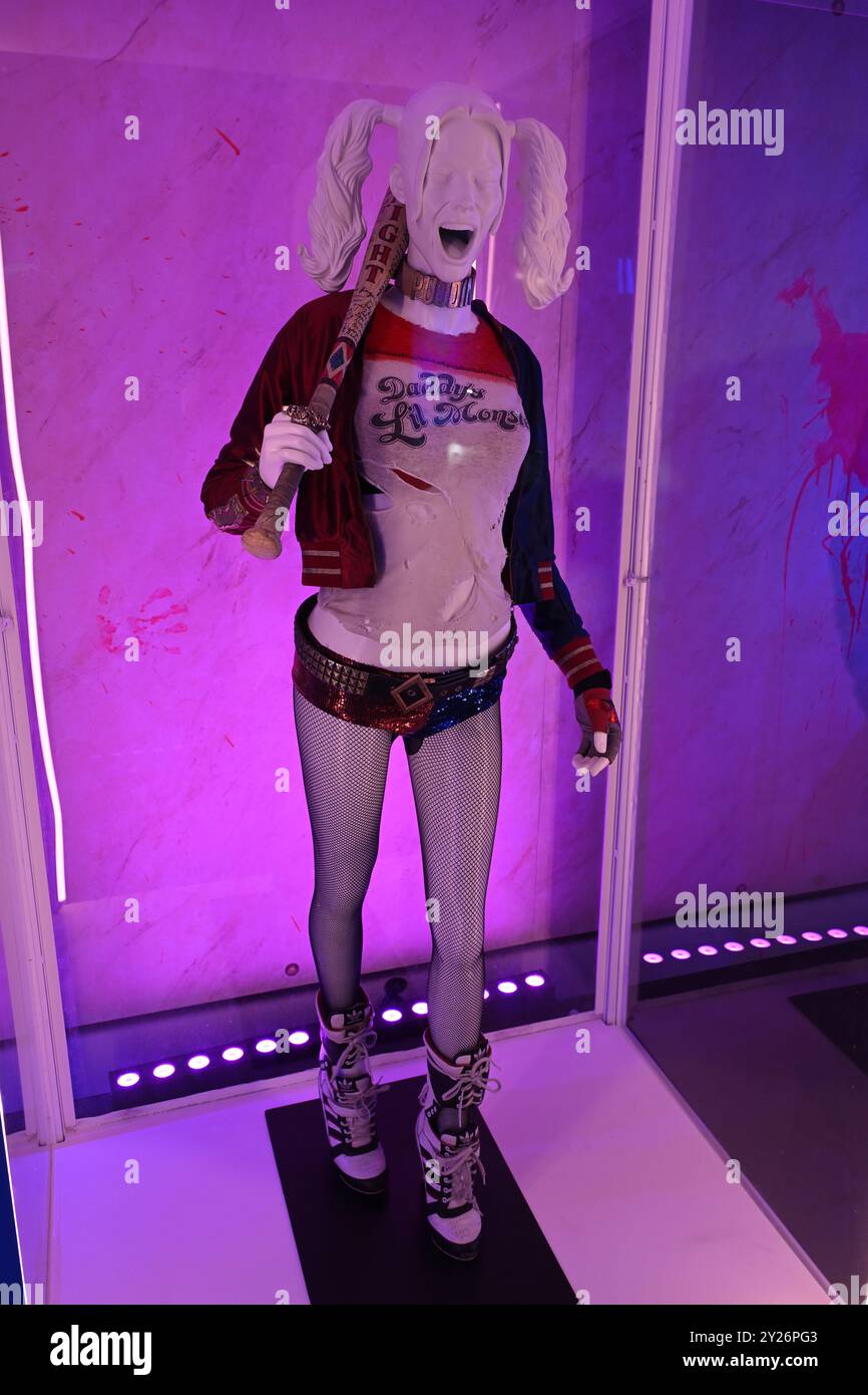 Harley Quinn Kostüm, getragen von Margot Robbie als „Harley Quinn“ – Suicide Squad (2016) auf der Ausstellung Batman Unmasked in London Stockfoto