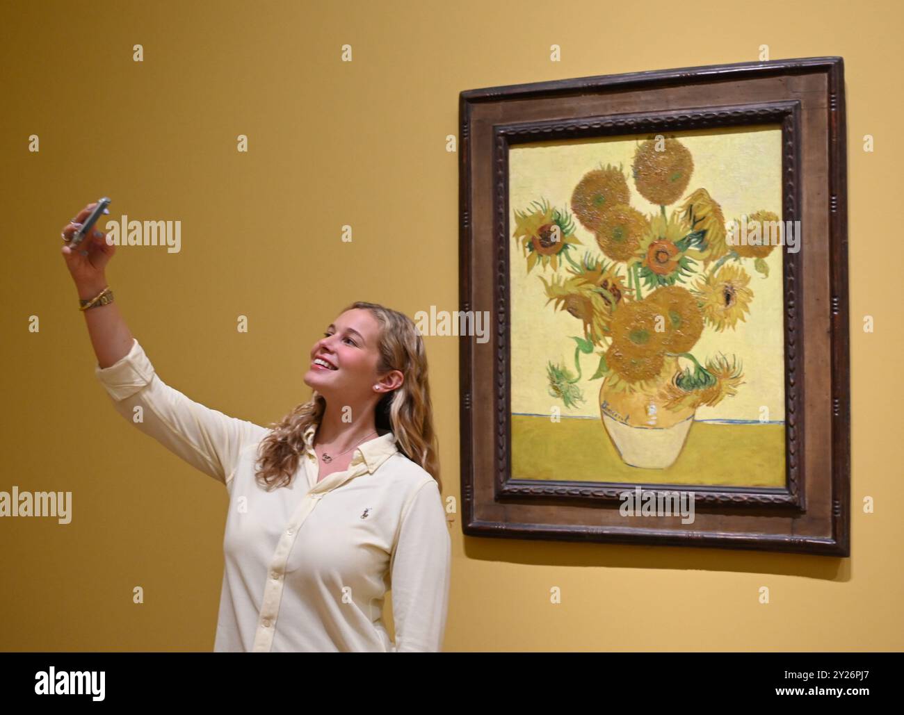 DIE PHILADELPHIA SONNENBLUMEN WURDEN URSPRÜNGLICH BEI VAN GOGHS FREUNDEN MR. UND MRS. GINOUX IN ARLES HINTERLASSEN UND VON GEKAUFT HERR CARROL TYSON AUS CHETNUT HILL PHILADELPHIA 1935, BEVOR ER 1963 VOM PHILADELPHIA MUSEUM OF ART ERWORBEN WURDE . DIE LONDONER SONNENBLUMEN WURDEN IM MAI 1889 AN VAN GOGHS BRUDER THEO GESCHICKT UND BLIEBEN BIS ZUM DIE NATIONAL GALLERY KAUFTE DAS BILD 1924. DIE BEIDEN BILDER WURDEN SEIT ANFANG 1889 IM STUDIO DES KÜNSTLERS NIE ZUSAMMEN AUSGESTELLT . DIE BEIDEN SONNENBLUMEN WERDEN NEBEN LA BERCEUSE (1888) SEIN SYMBOLISCHES PORTRÄT EINER FRAU MIT CRADE-SCHNUR GEZEIGT Stockfoto