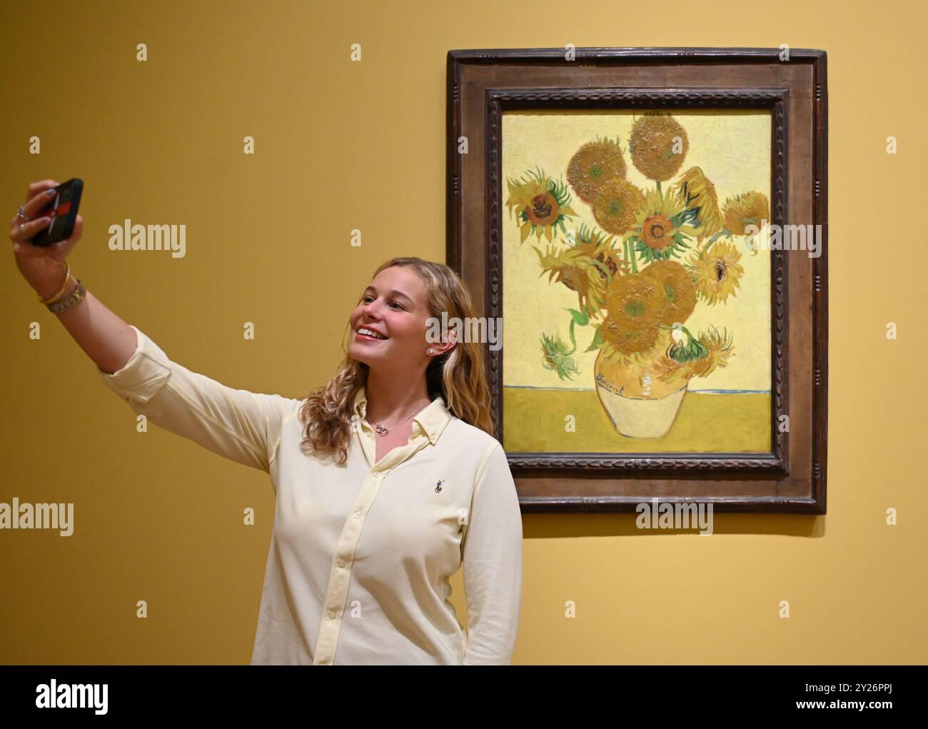 DIE PHILADELPHIA SONNENBLUMEN WURDEN URSPRÜNGLICH BEI VAN GOGHS FREUNDEN MR. UND MRS. GINOUX IN ARLES HINTERLASSEN UND VON GEKAUFT HERR CARROL TYSON AUS CHETNUT HILL PHILADELPHIA 1935, BEVOR ER 1963 VOM PHILADELPHIA MUSEUM OF ART ERWORBEN WURDE . DIE LONDONER SONNENBLUMEN WURDEN IM MAI 1889 AN VAN GOGHS BRUDER THEO GESCHICKT UND BLIEBEN BIS ZUM DIE NATIONAL GALLERY KAUFTE DAS BILD 1924. DIE BEIDEN BILDER WURDEN SEIT ANFANG 1889 IM STUDIO DES KÜNSTLERS NIE ZUSAMMEN AUSGESTELLT . DIE BEIDEN SONNENBLUMEN WERDEN NEBEN LA BERCEUSE (1888) SEIN SYMBOLISCHES PORTRÄT EINER FRAU MIT CRADE-SCHNUR GEZEIGT Stockfoto