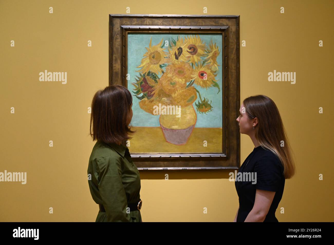 DIE PHILADELPHIA SONNENBLUMEN WURDEN URSPRÜNGLICH BEI VAN GOGHS FREUNDEN MR. UND MRS. GINOUX IN ARLES HINTERLASSEN UND VON GEKAUFT HERR CARROL TYSON AUS CHETNUT HILL PHILADELPHIA 1935, BEVOR ER 1963 VOM PHILADELPHIA MUSEUM OF ART ERWORBEN WURDE . DIE LONDONER SONNENBLUMEN WURDEN IM MAI 1889 AN VAN GOGHS BRUDER THEO GESCHICKT UND BLIEBEN BIS ZUM DIE NATIONAL GALLERY KAUFTE DAS BILD 1924. DIE BEIDEN BILDER WURDEN SEIT ANFANG 1889 IM STUDIO DES KÜNSTLERS NIE ZUSAMMEN AUSGESTELLT . DIE BEIDEN SONNENBLUMEN WERDEN NEBEN LA BERCEUSE (1888) SEIN SYMBOLISCHES PORTRÄT EINER FRAU MIT CRADE-SCHNUR GEZEIGT Stockfoto