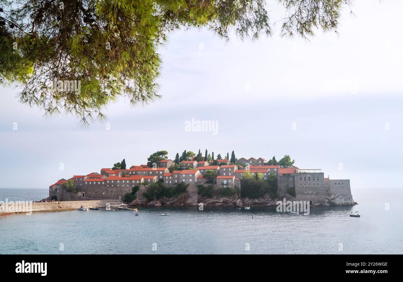 Sveti Stefan die malerische Luxusinsel in Montenegro mit ihren berühmten Gebäuden mit rotem Dach, umgeben von türkisfarbenem Wasser. Exklusivität von l Stockfoto