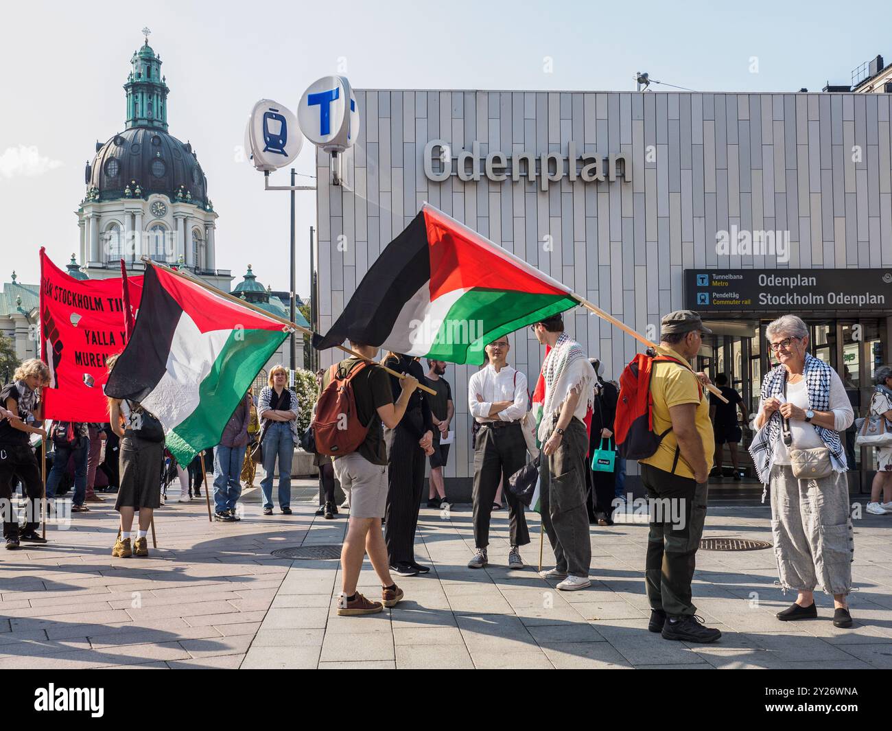 Stockholm, Schweden - 7. September 2024: Menschen versammelten sich an der U-Bahn-Station Odenplan zu einem anti-israelischen Protest. Zwei große palästinensische Flaggen sind hervorzuheben Stockfoto