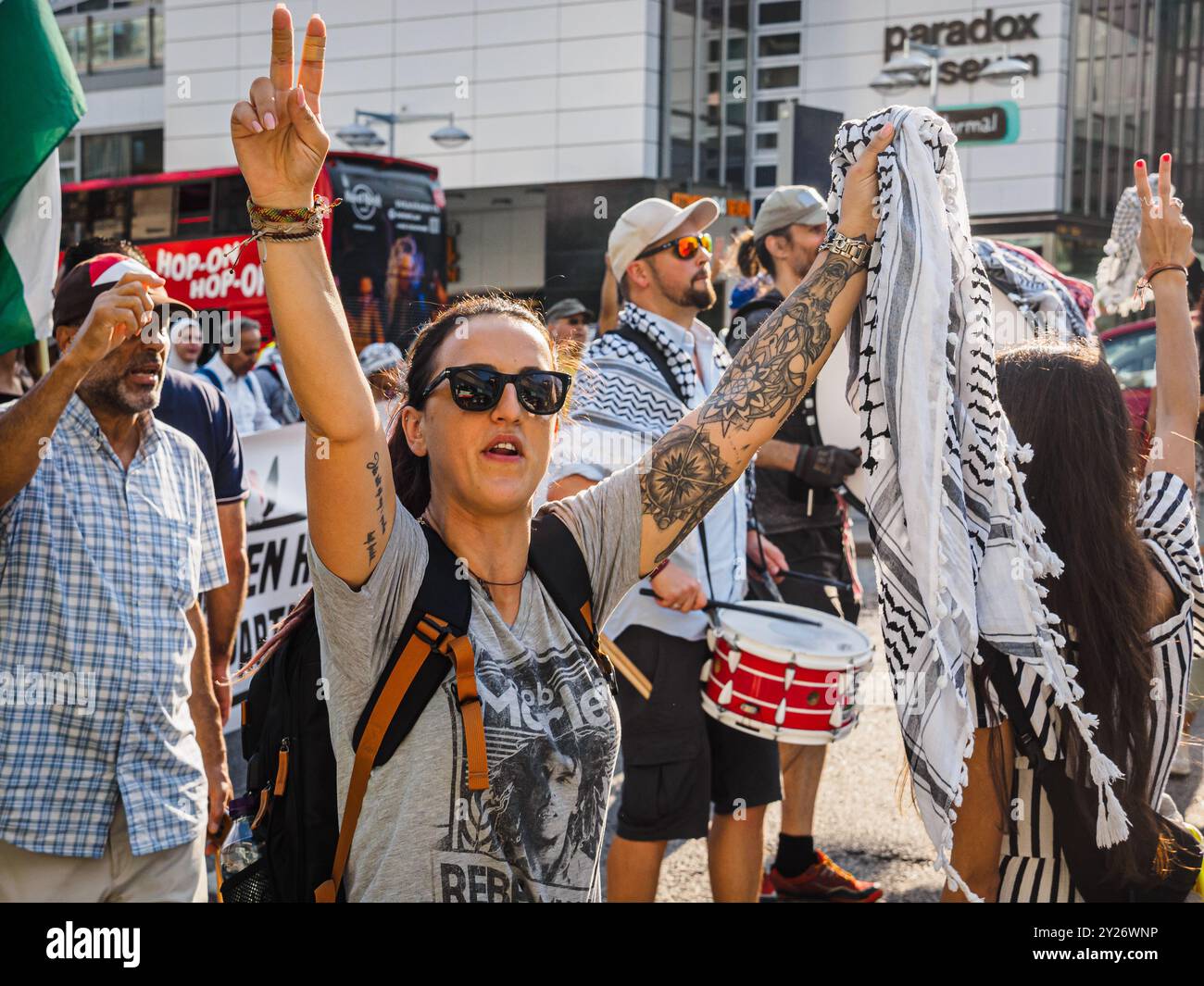 Stockholm, Schweden - 7. September 2024: Protest für Palästina und gegen den Zionismus im Zentrum Stockholms. Eine tätowierte Frau hebt ihre Arme und macht ein V s Stockfoto