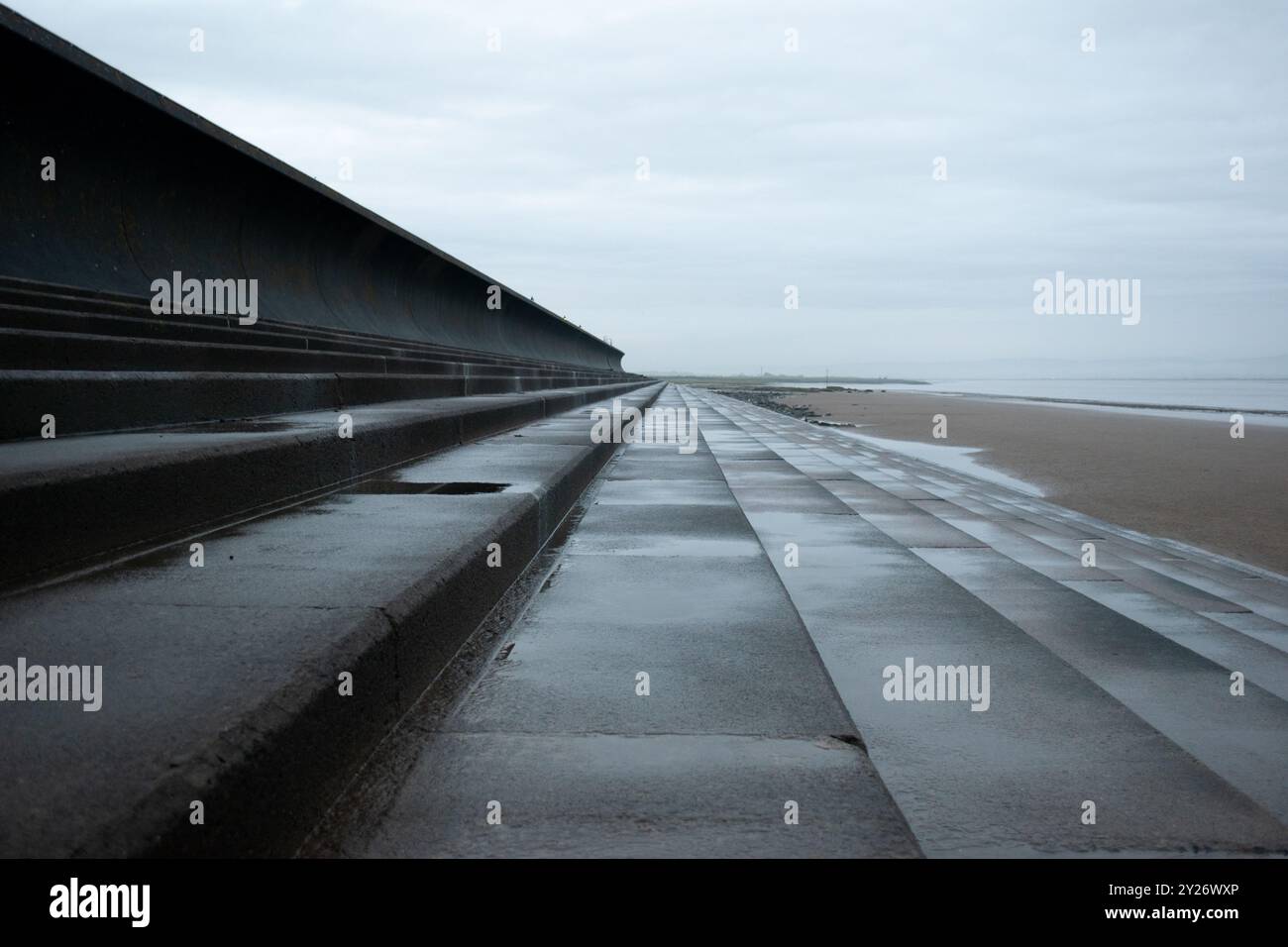 Schritte am Strand entlang mit Wellenbruch oben Stockfoto