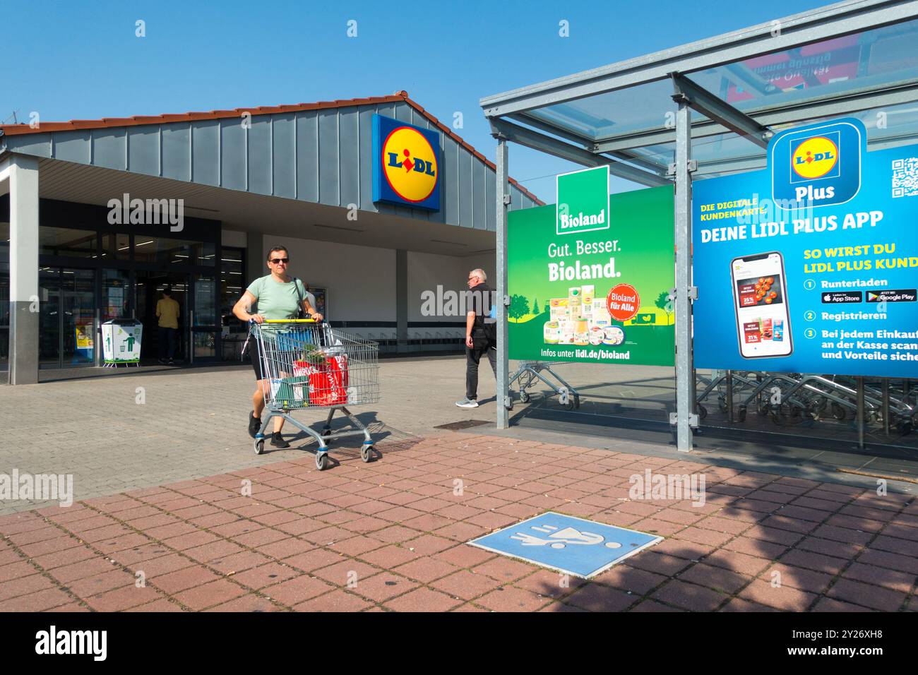 Lidl-Supermarkt außerhalb des Frauenwagens Deutschland Europa Stockfoto