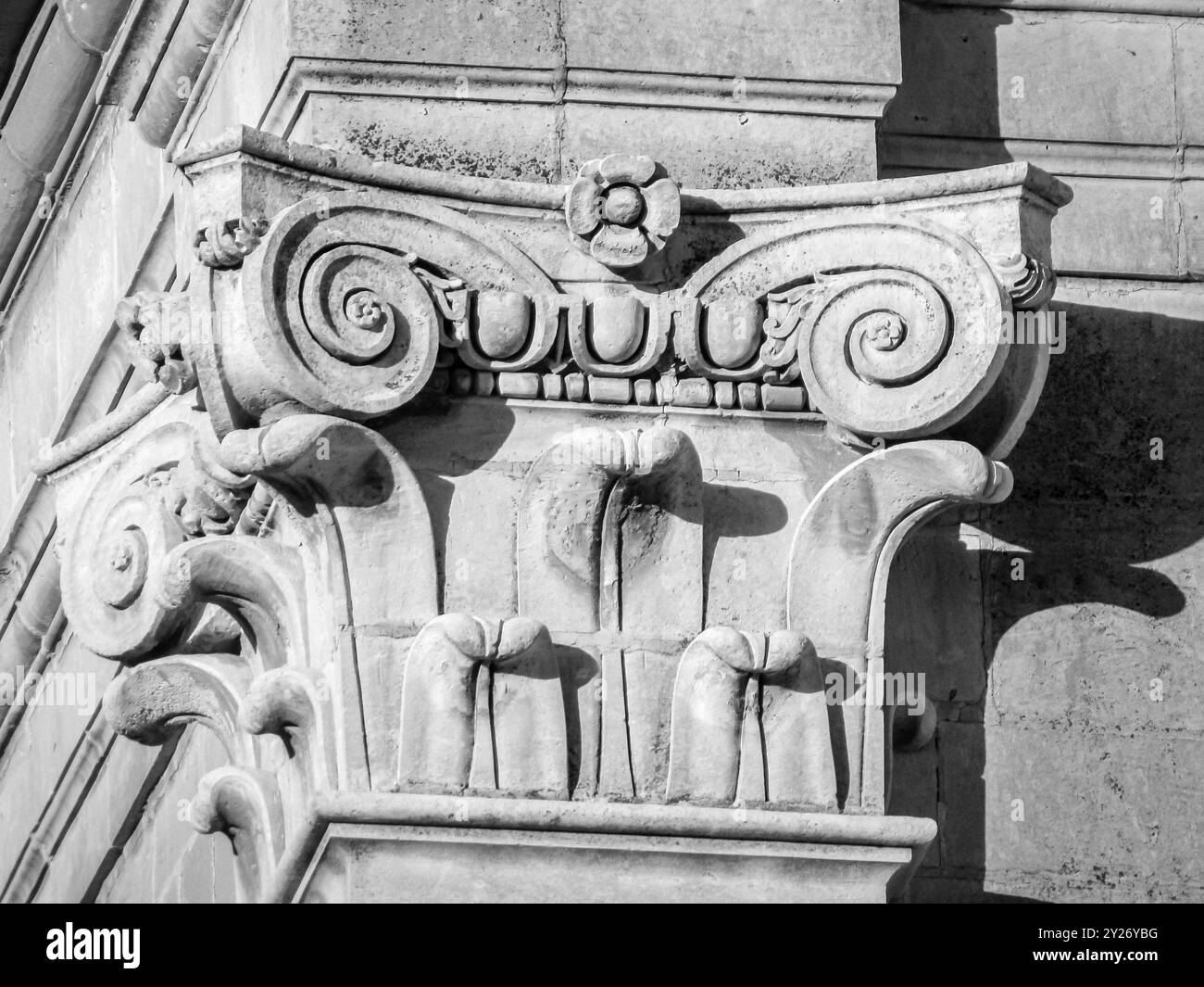 Historische Steinschnitzereien, die Kreativität und Geschichte repräsentieren, in einem berühmten Gebäude außen. Stockfoto