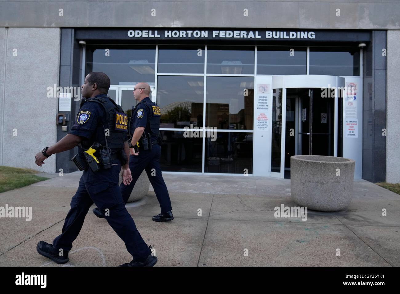 Homeland Security police officers patrol outside the federal courthouse before the start of jury selection of the trial in the Tyre Nichols case Monday, Sept. 9, 2024, in Memphis, Tenn. (AP Photo/George Walker IV) Stockfoto