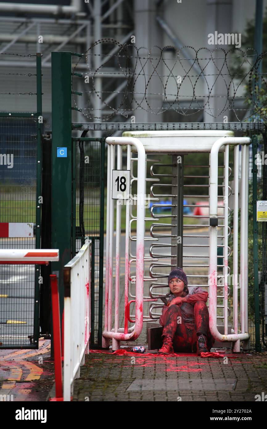 Sandwich, England, Großbritannien. September 2024. Ein Aktivist der Palästinensischen Aktion bindet sich mit einem D-Lock an. Um den Hals zu einem Drehkreuzeingang. Die Aktionäre von Palestine Action zielen auf die Instro Precision Fabrik in Sandwich, Kent, ab und besetzen Dächer und blockieren Tore. Das Unternehmen, das dem israelischen Rüstungsunternehmen Elbit Systems gehört, steht im Mittelpunkt der pro-palästinensischen Gruppe. Quelle: ZUMA Press, Inc./Alamy Live News Stockfoto