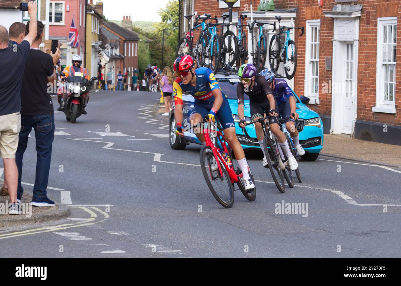 Die Tour of Britain Stage 6 von Lowestoft nach Felixstowe. Eine Reihe von Radfahrern, die durch den Wickham Market fahren. Stockfoto