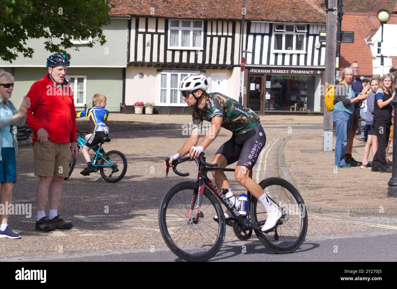 Die Radtour durch Großbritannien Etappe 6 von Lowestoft nach Felixstowe. Edouard Bonnefoix vom Team Global 6 United reitet durch Wickham Market. Stockfoto