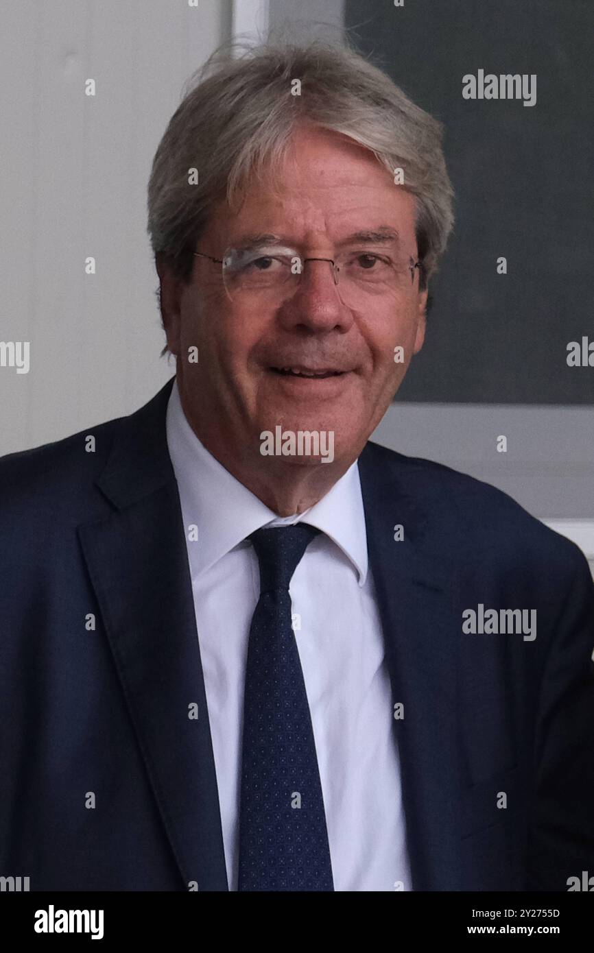 Nachrichten - Paolo Gentiloni besucht die Ponticelli-Doppeldecker, die in der Zeit nach dem Erdbeben 1980 gebaut wurden, um heimatlose Familien, 104 Fertigbauern, in der Gegend südlich von Neapel im Stadtteil ponticelli zu unterbringen, die heute noch von zahlreichen Familien genutzt werden, werden abgerissen, um Platz für neue Wohnräume in ökologischer Nachbarschaft zu schaffen, die aus Mitteln des Nationalen Plans für ergänzende Investitionen in PNRR finanziert werden. 9. September 2024, Besuch des für Wirtschaft und Währung zuständigen Kommissionsmitglieds Paolo Gentiloni in der von der Leyen-Kommission auf der Baustelle, auf der die Stockfoto