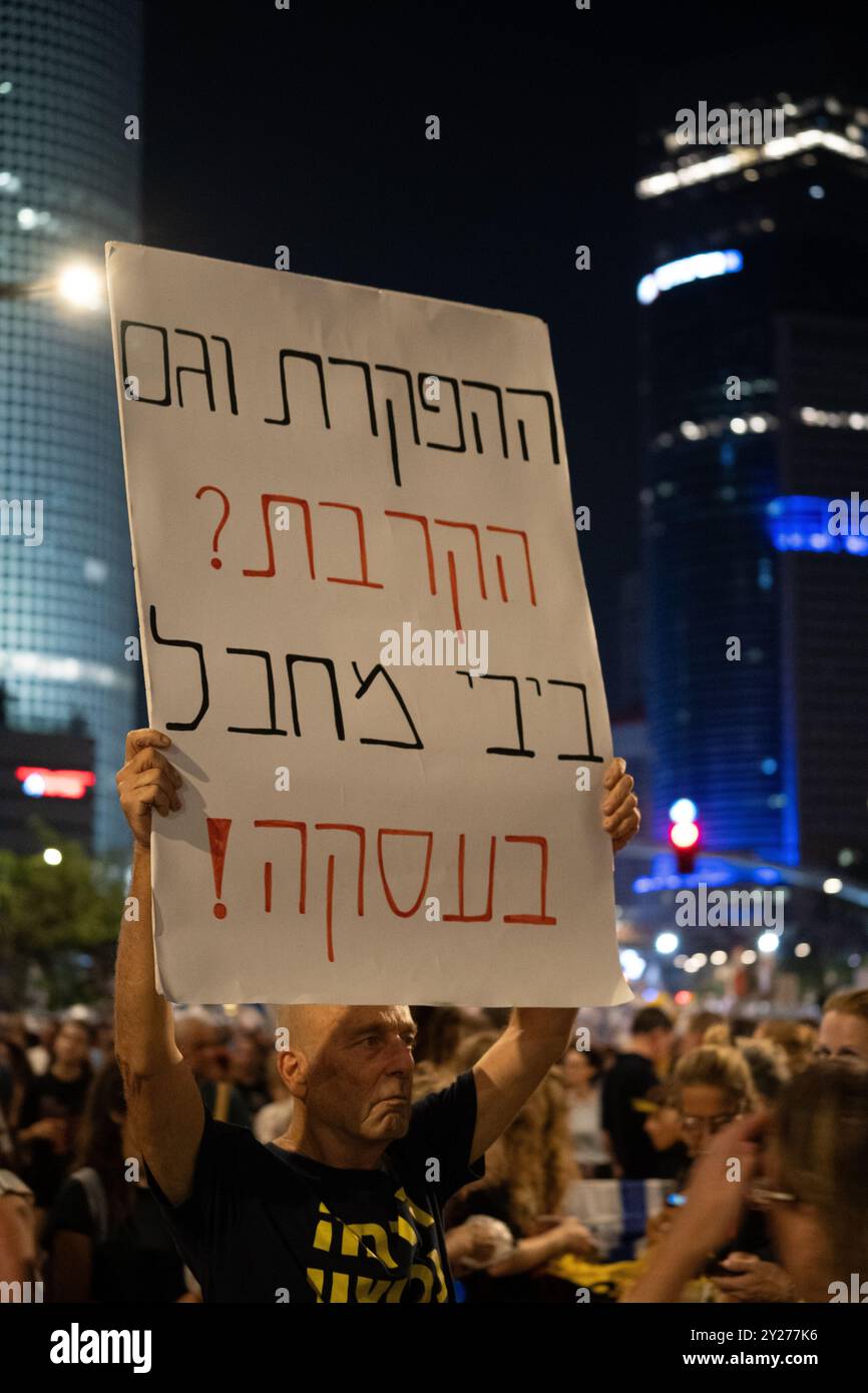 Ein Demonstrant hält ein Schild auf Hebräisch, das Netanjahu bei einem Massenprotest in Tel Aviv am 7. September 2024 kritisiert, der einen Geiselvertrag und einen Waffenstillstand in Gaza forderte Stockfoto