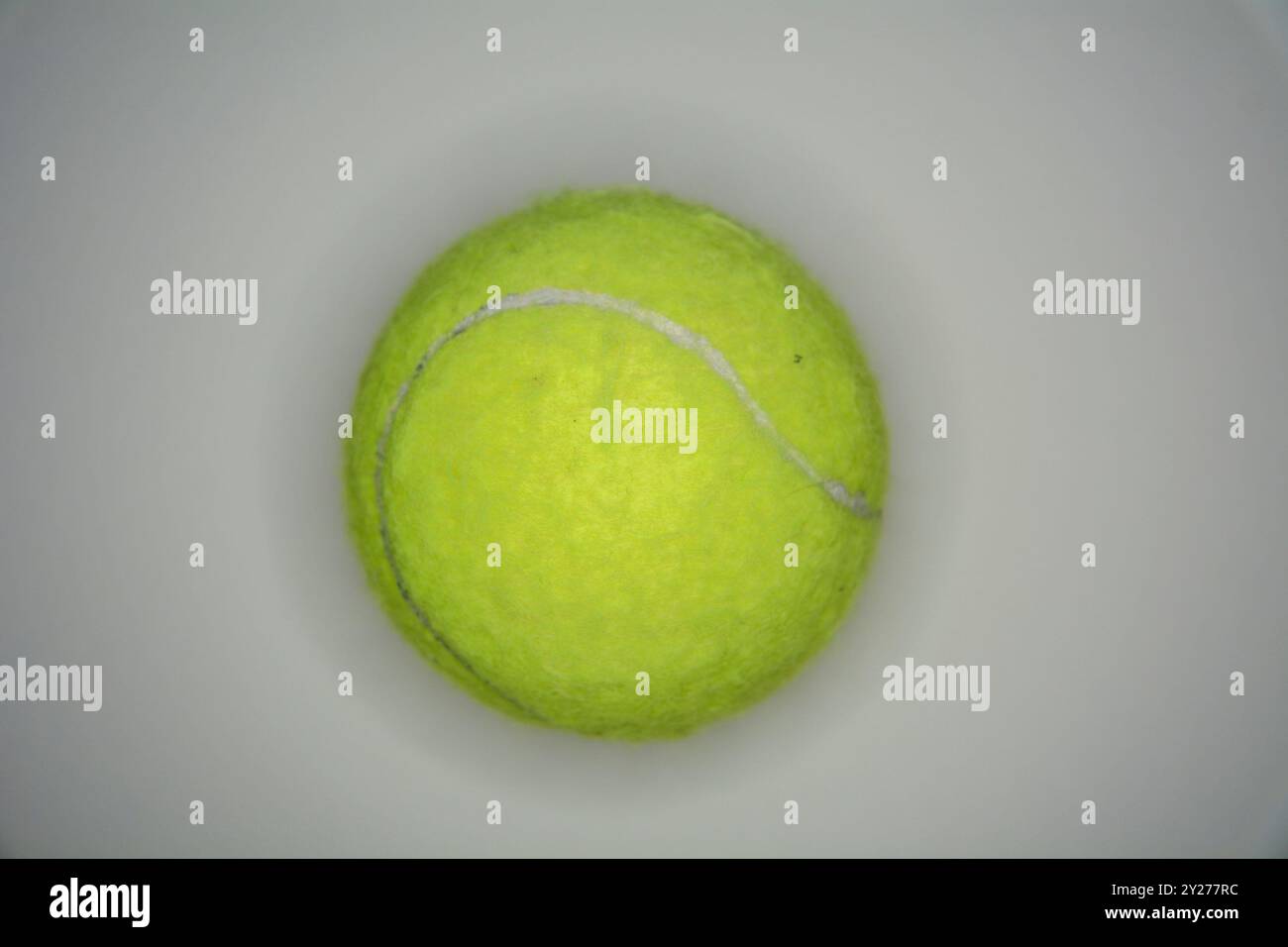 Gelber Tennisball isoliert auf weiß Stockfoto