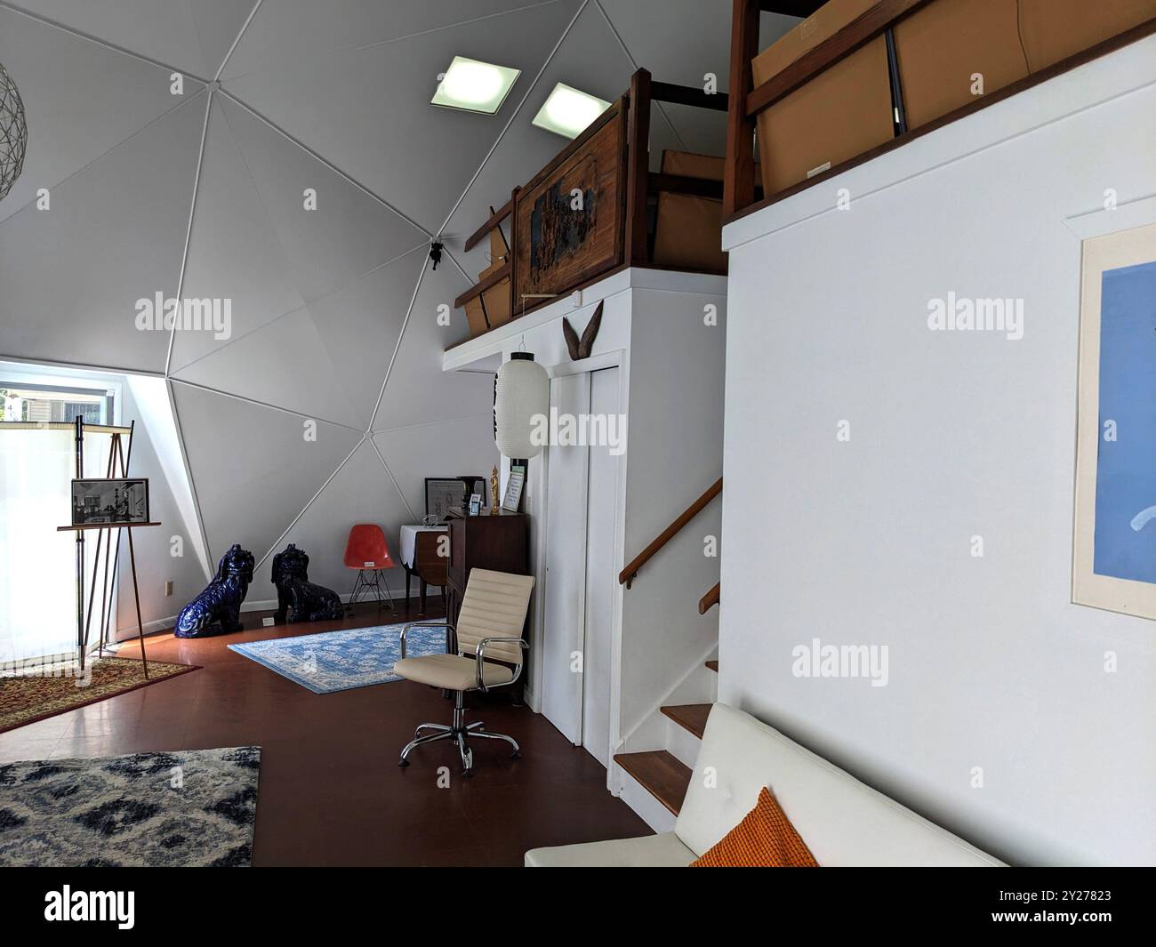 Innenraum des Buckminster Fuller Geodesic Dome House in Carbondale, IL, Blick auf das Wohnzimmer im Erdgeschoss Stockfoto