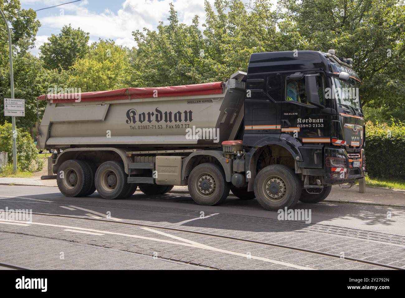 Schwertransporter der Firma Korduan (Korduan Tareb) auf einer Straße in Potsdam, Brandenburg Stockfoto