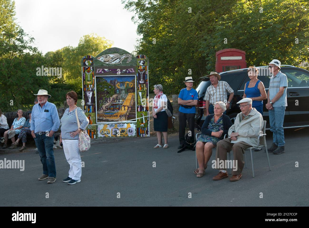 Die Youlgreave Silver Band spielt draußen in der Wesleyan Reform Chapel Local. Genießen Sie einen Sommerabend. Der Heilige Brunnen wurde zu Ehren von Brian Asquith gekleidet, der in Youlgreave wohnt. Asquith war ein international anerkannter Industriedesigner, der kürzlich verstorben war. Youlgreave, Derbyshire, England, 24. Juni 2018 2010, UK HOMER SYKES Stockfoto