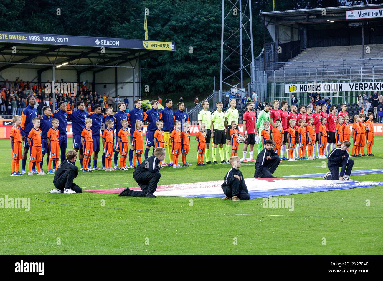 Venlo, Niederlande. September 2024. VENLO, NIEDERLANDE - 9. SEPTEMBER: Spieler der Niederlande U23, Spieler der Georgia U23 während der Nationalhymnen während des Qualifikationsspiels der UEFA U23 gegen Georgien U23 im Stadion de Koel am 9. September 2024 in Venlo, Niederlande. (Foto: Broer van den Boom/Orange Pictures) Credit: Orange Pics BV/Alamy Live News Stockfoto
